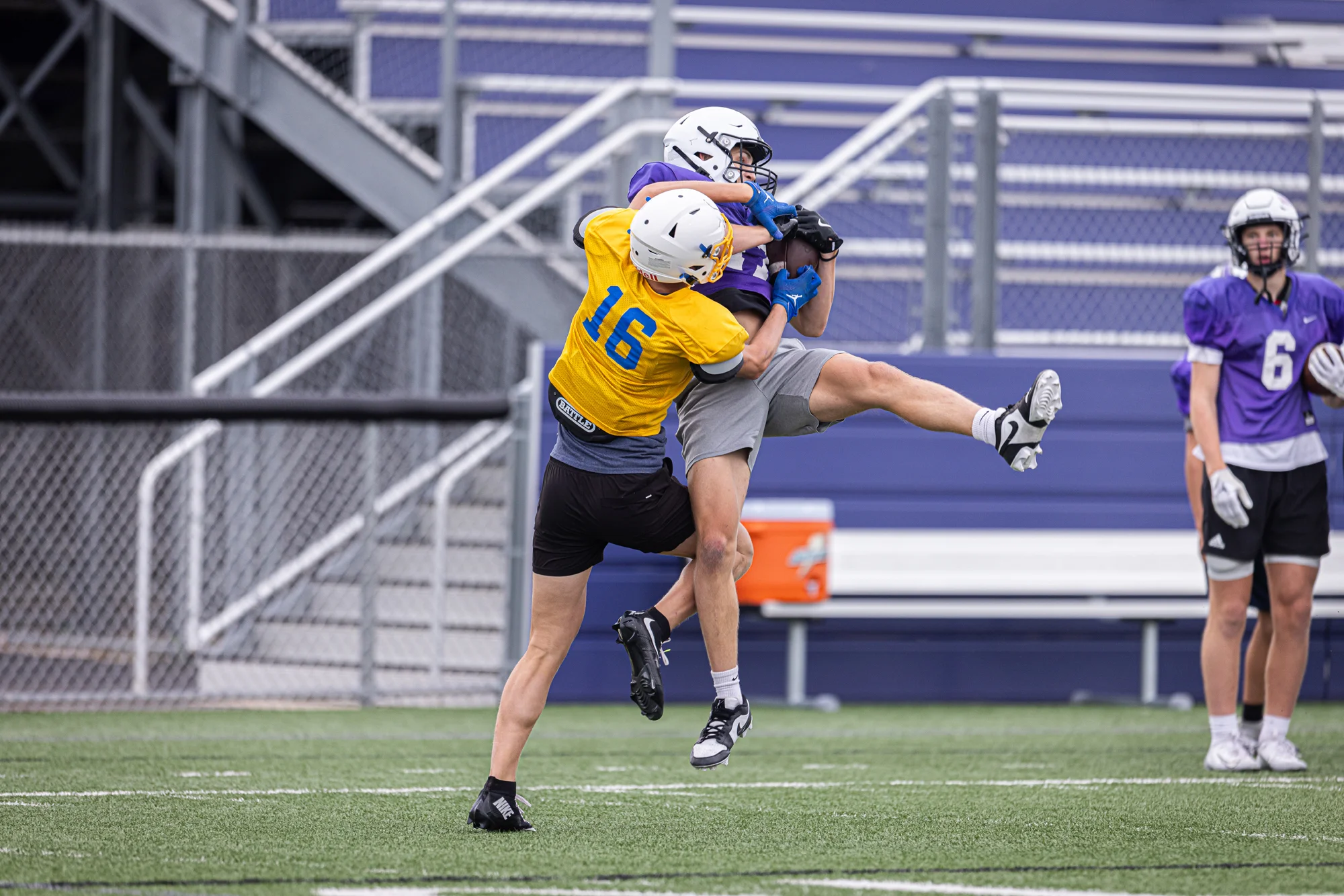 WR fighting for the ball